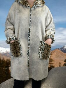 Κομψό μακρύ παλτό-ζακέτα με επένδυση γούνας