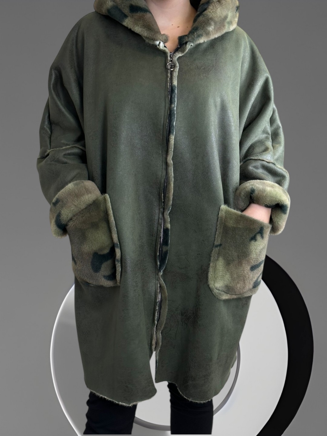 Κομψό μακρύ παλτό-ζακέτα με επένδυση γούνας Κομψό μακρύ παλτό-ζακέτα με επένδυση γούνας