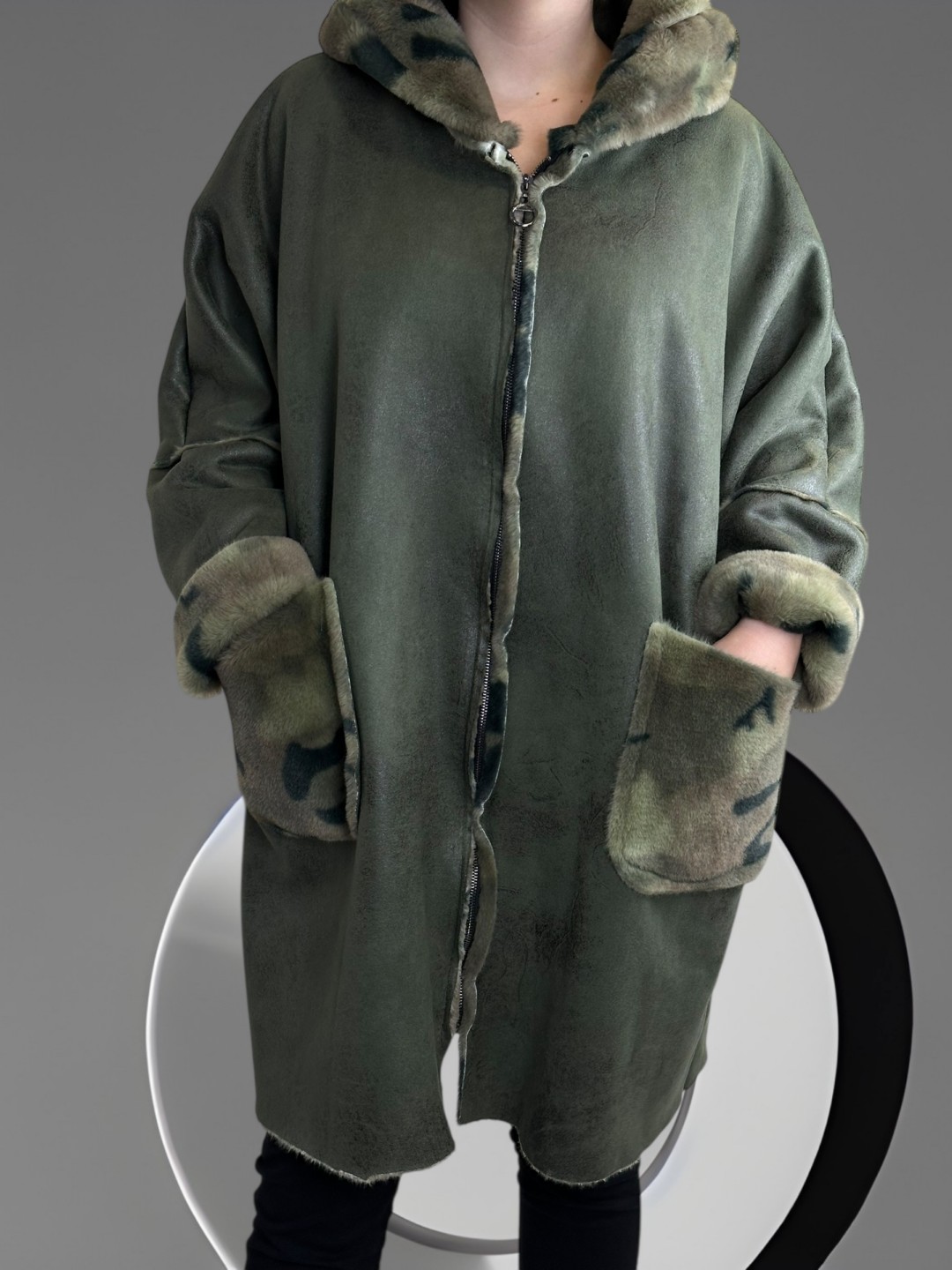 Κομψό μακρύ παλτό-ζακέτα με επένδυση γούνας Κομψό μακρύ παλτό-ζακέτα με επένδυση γούνας