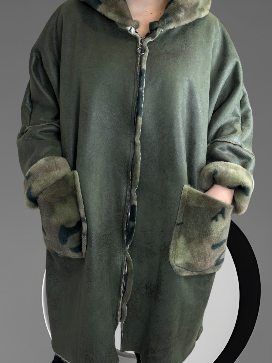 Κομψό μακρύ παλτό-ζακέτα με επένδυση γούνας Κομψό μακρύ παλτό-ζακέτα με επένδυση γούνας