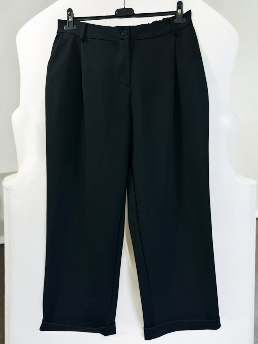 Ελαστικό παντελόνι με κουμπί και τέλεια εφαρμογή Ελαστικό παντελόνι με κουμπί και τέλεια εφαρμογή