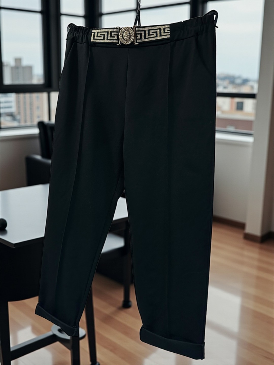 Μαύρο παντελόνι με διακοσμητική ζώνη Μαύρο παντελόνι με διακοσμητική ζώνη