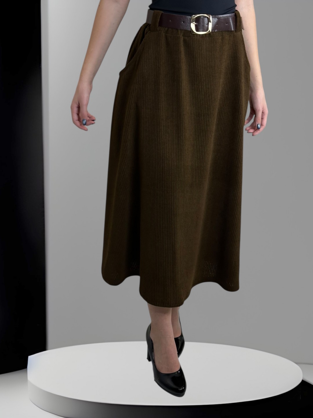 Μοντέρνα φούστα κοτλέ με ζώνη Μοντέρνα φούστα κοτλέ με ζώνη