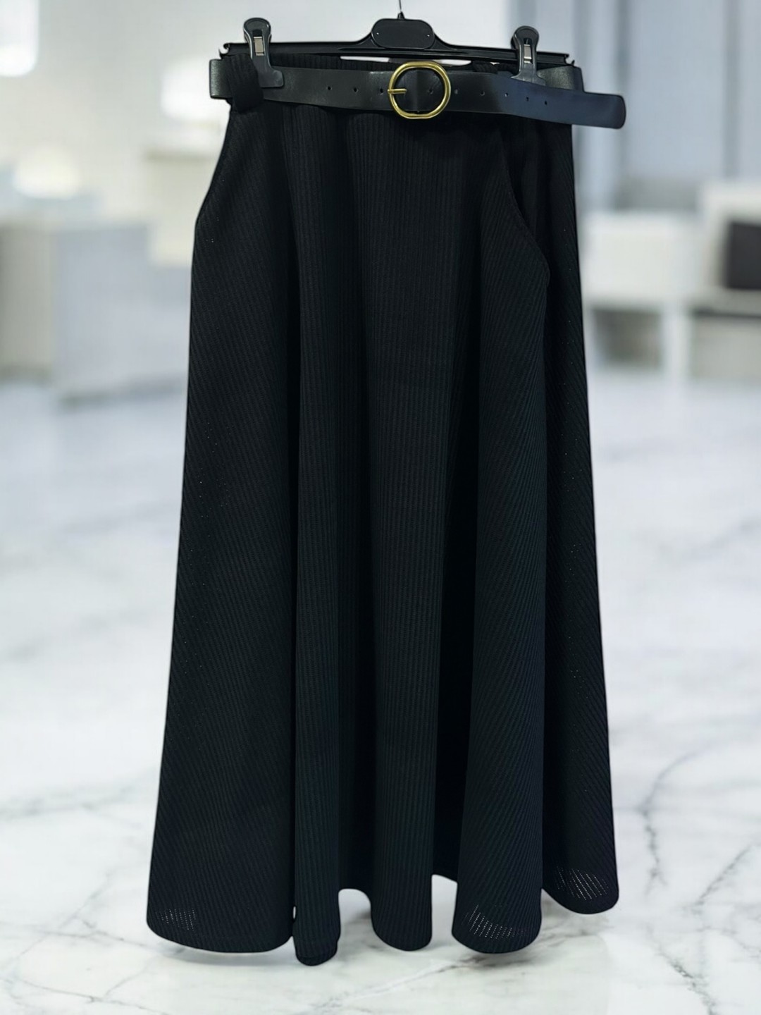 Μοντέρνα φούστα κοτλέ με ζώνη Μοντέρνα φούστα κοτλέ με ζώνη