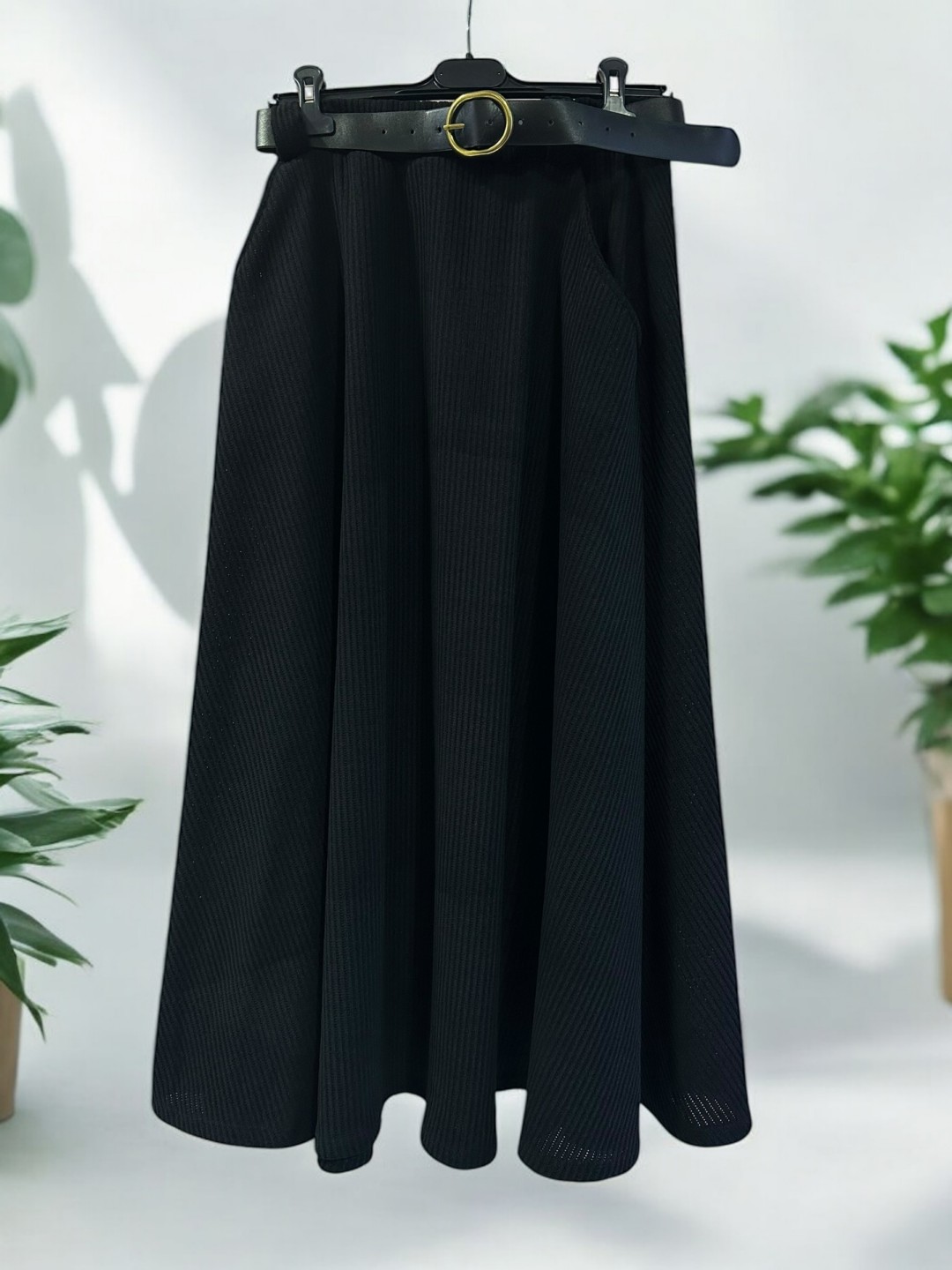 Μοντέρνα φούστα κοτλέ με ζώνη Μοντέρνα φούστα κοτλέ με ζώνη
