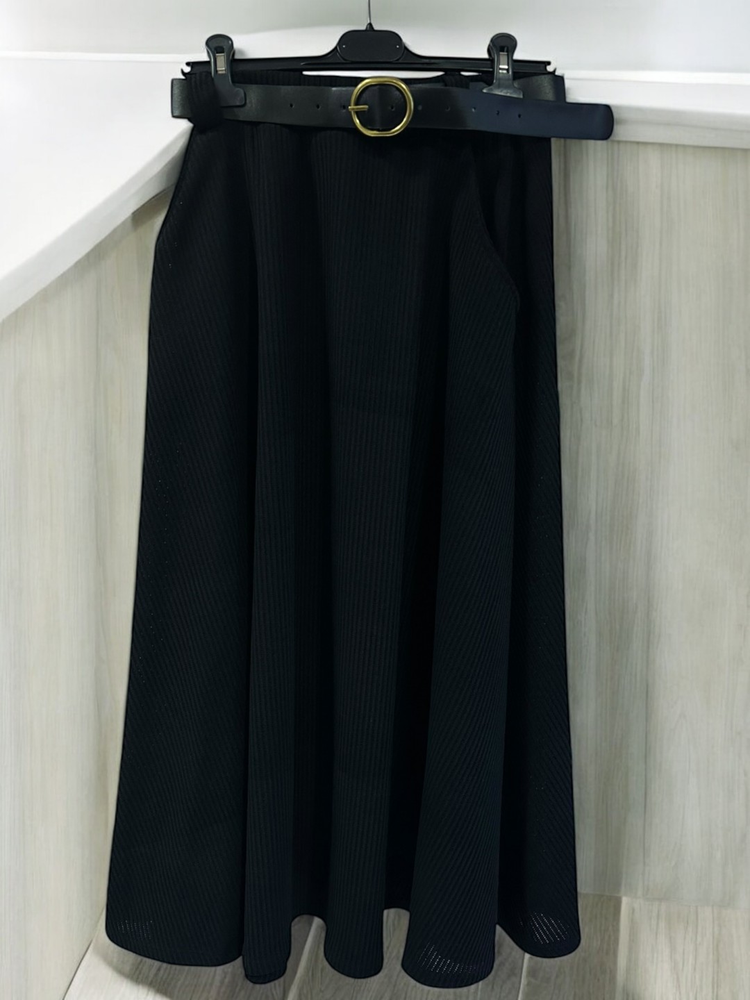 Μοντέρνα φούστα κοτλέ με ζώνη Μοντέρνα φούστα κοτλέ με ζώνη