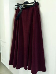 Μοντέρνα φούστα κοτλέ με ζώνη