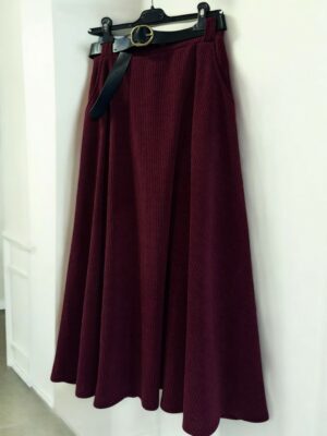 Μοντέρνα φούστα κοτλέ με ζώνη