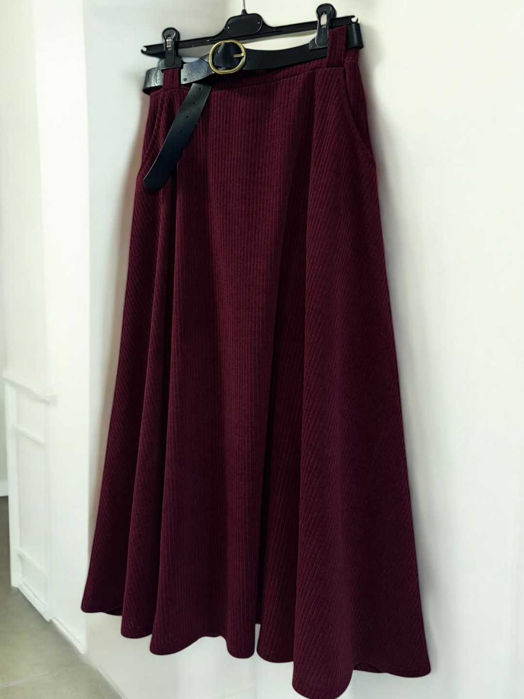 Μοντέρνα φούστα κοτλέ με ζώνη Μοντέρνα φούστα κοτλέ με ζώνη