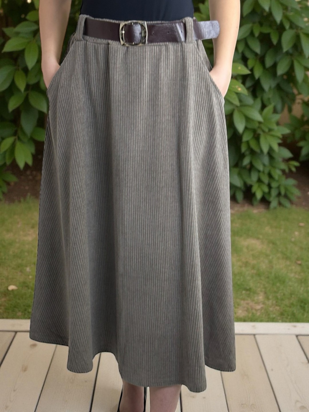 Μοντέρνα φούστα κοτλέ με ζώνη Μοντέρνα φούστα κοτλέ με ζώνη
