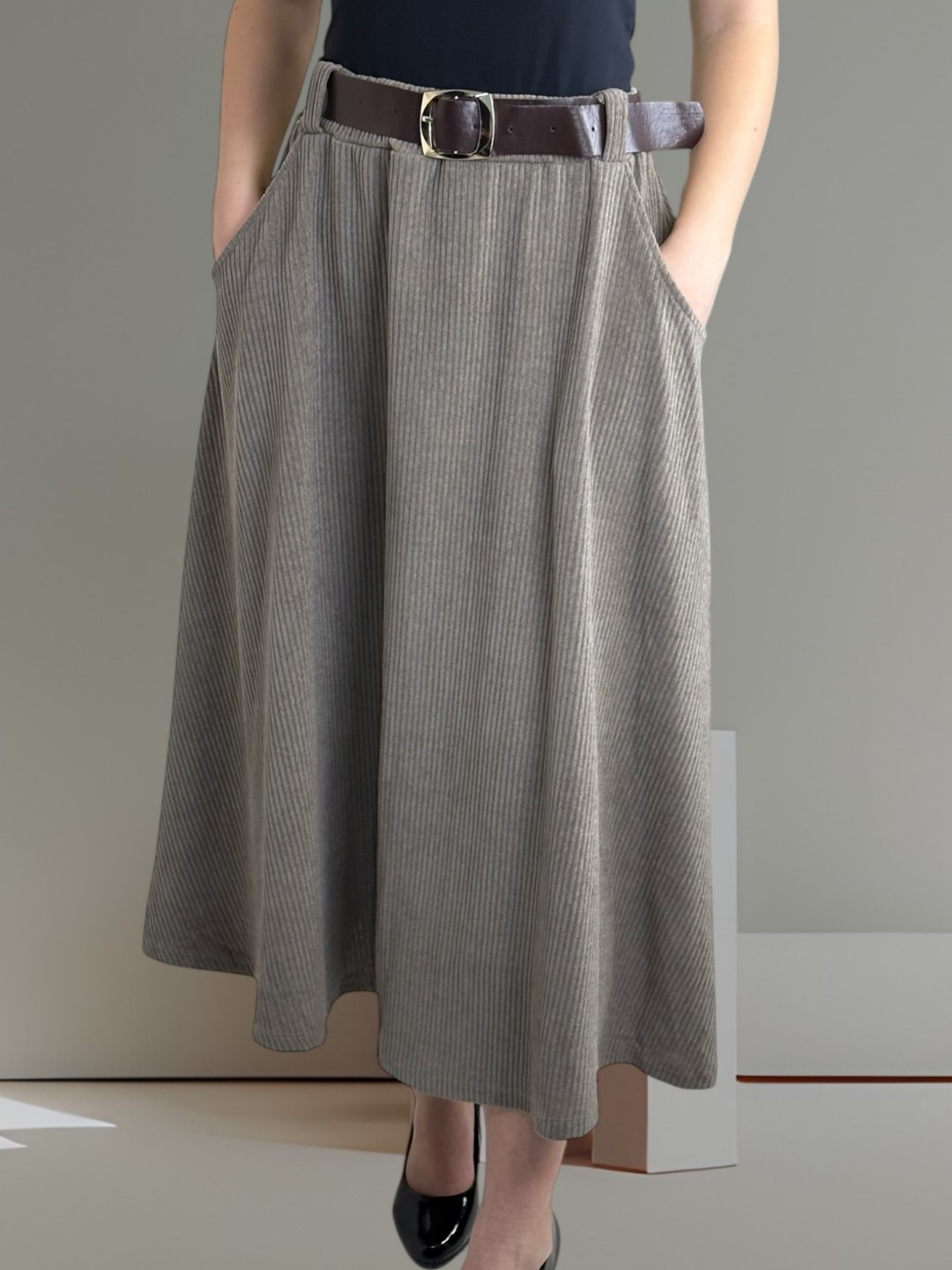 Μοντέρνα φούστα κοτλέ με ζώνη Μοντέρνα φούστα κοτλέ με ζώνη