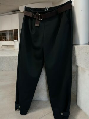 Παντελόνι με ζώνη και λεπτομέρειες