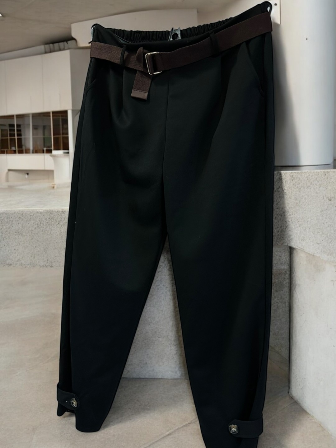 Παντελόνι με ζώνη και λεπτομέρειες Παντελόνι με ζώνη και λεπτομέρειες