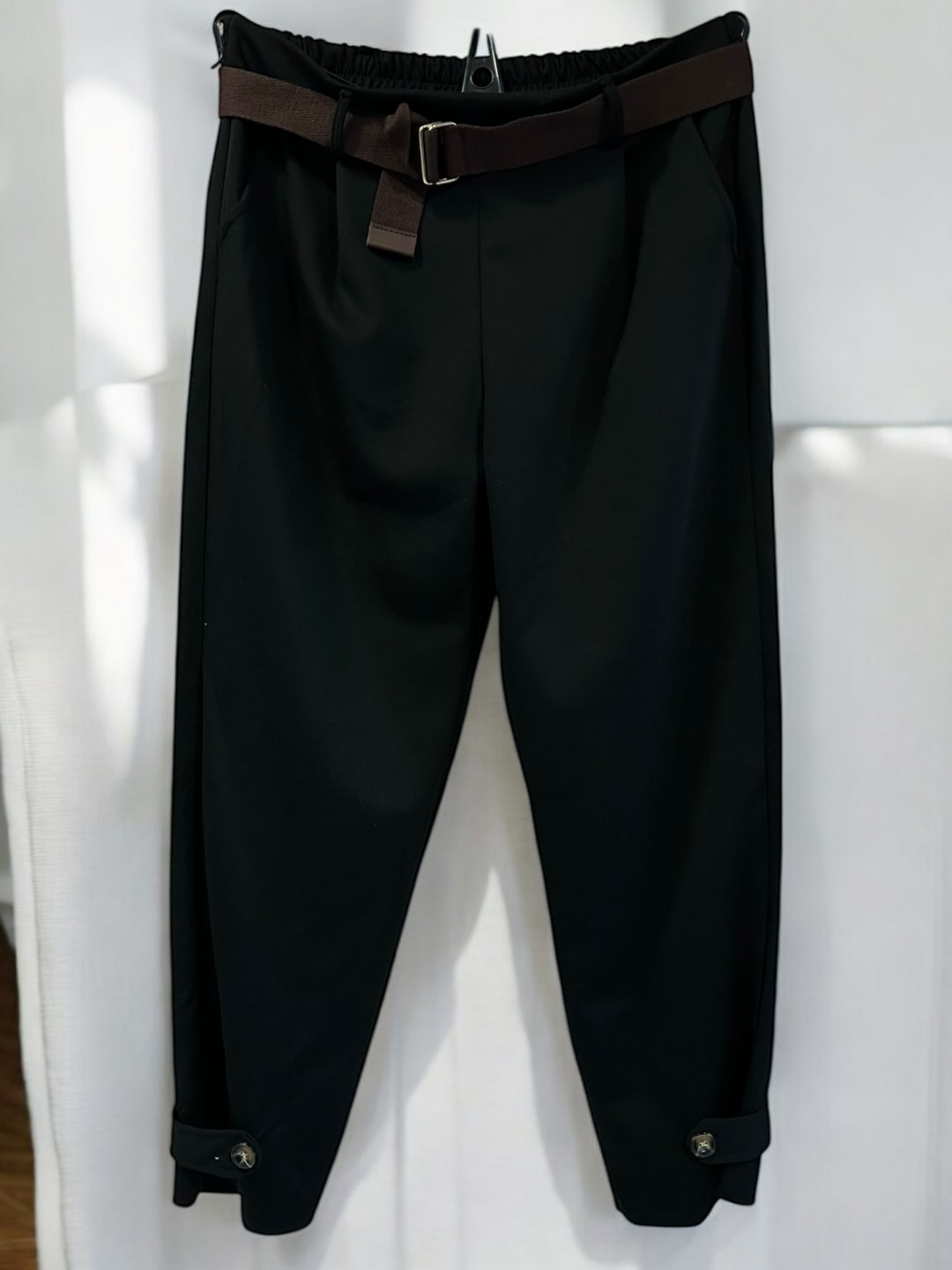 Παντελόνι με ζώνη και λεπτομέρειες Παντελόνι με ζώνη και λεπτομέρειες