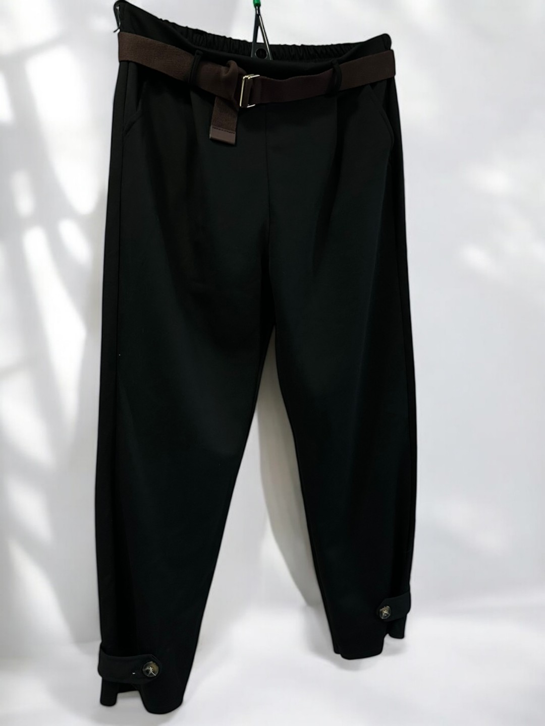 Παντελόνι με ζώνη και λεπτομέρειες Παντελόνι με ζώνη και λεπτομέρειες