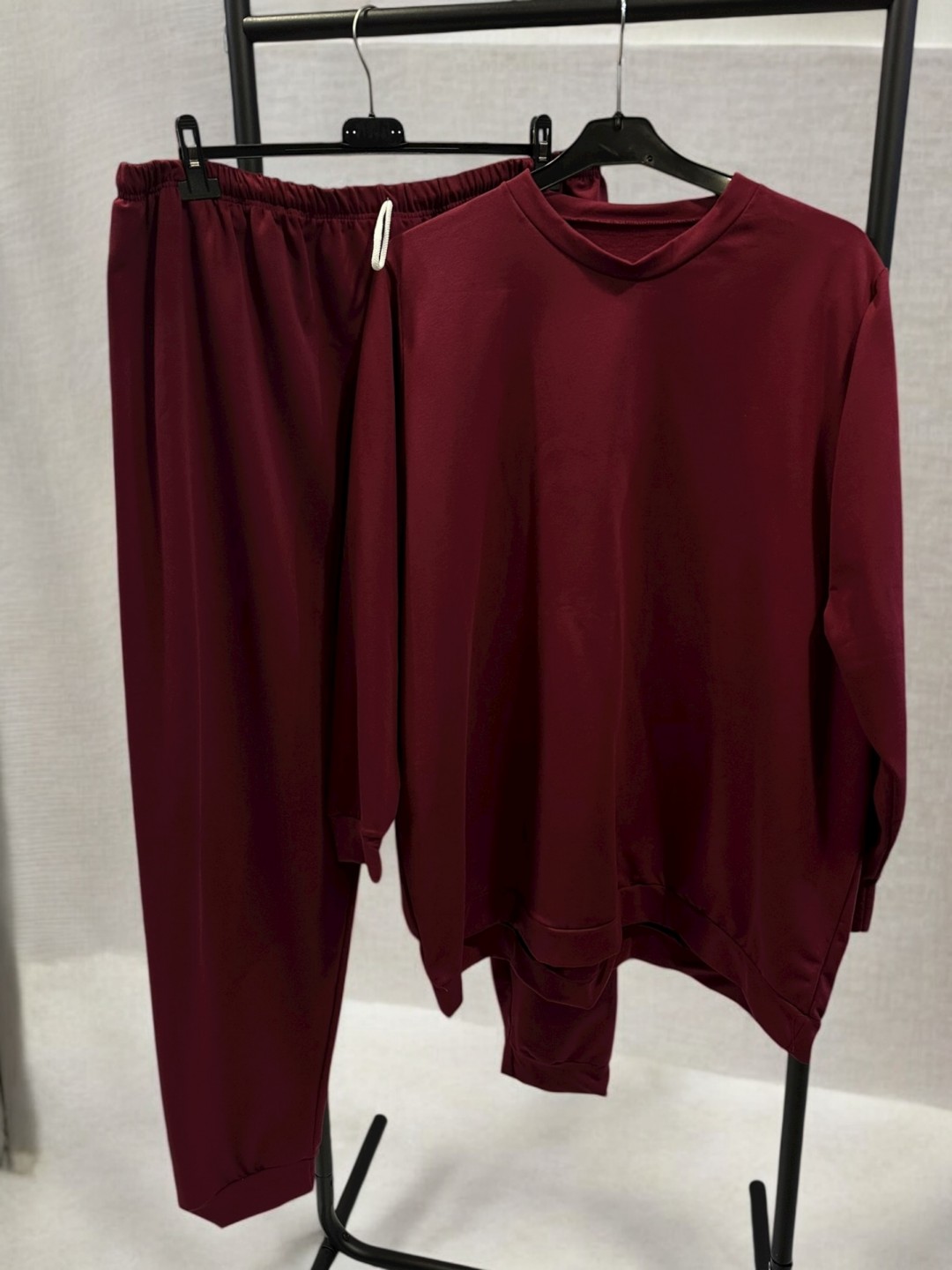 Άνετο σετ φόρμας σούπερ πλας σάιζ για όλες τις ώρες Άνετο σετ φόρμας σούπερ πλας σάιζ για όλες τις ώρες