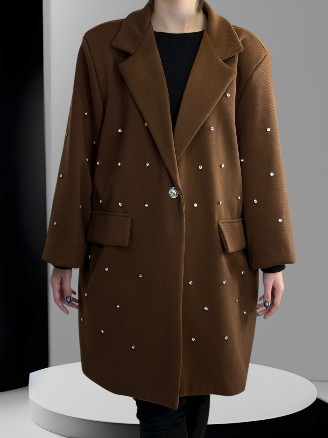 Λαμπερή παλτό ζακέτα plus size με στρας λεπτομέρειες Λαμπερή παλτό ζακέτα plus size με στρας λεπτομέρειες