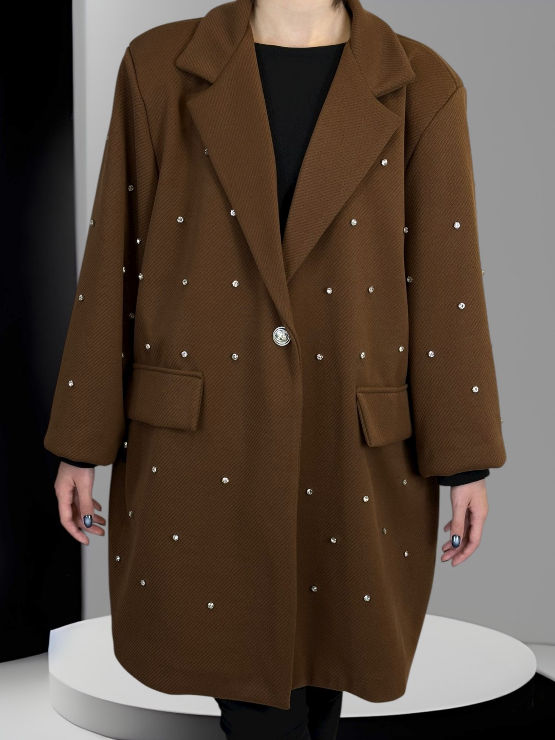 Λαμπερή παλτό ζακέτα plus size με στρας λεπτομέρειες Λαμπερή παλτό ζακέτα plus size με στρας λεπτομέρειες