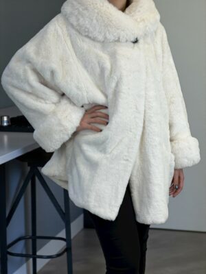 Μοντέρνα γούνα plus size με κούμπωμα επάνω