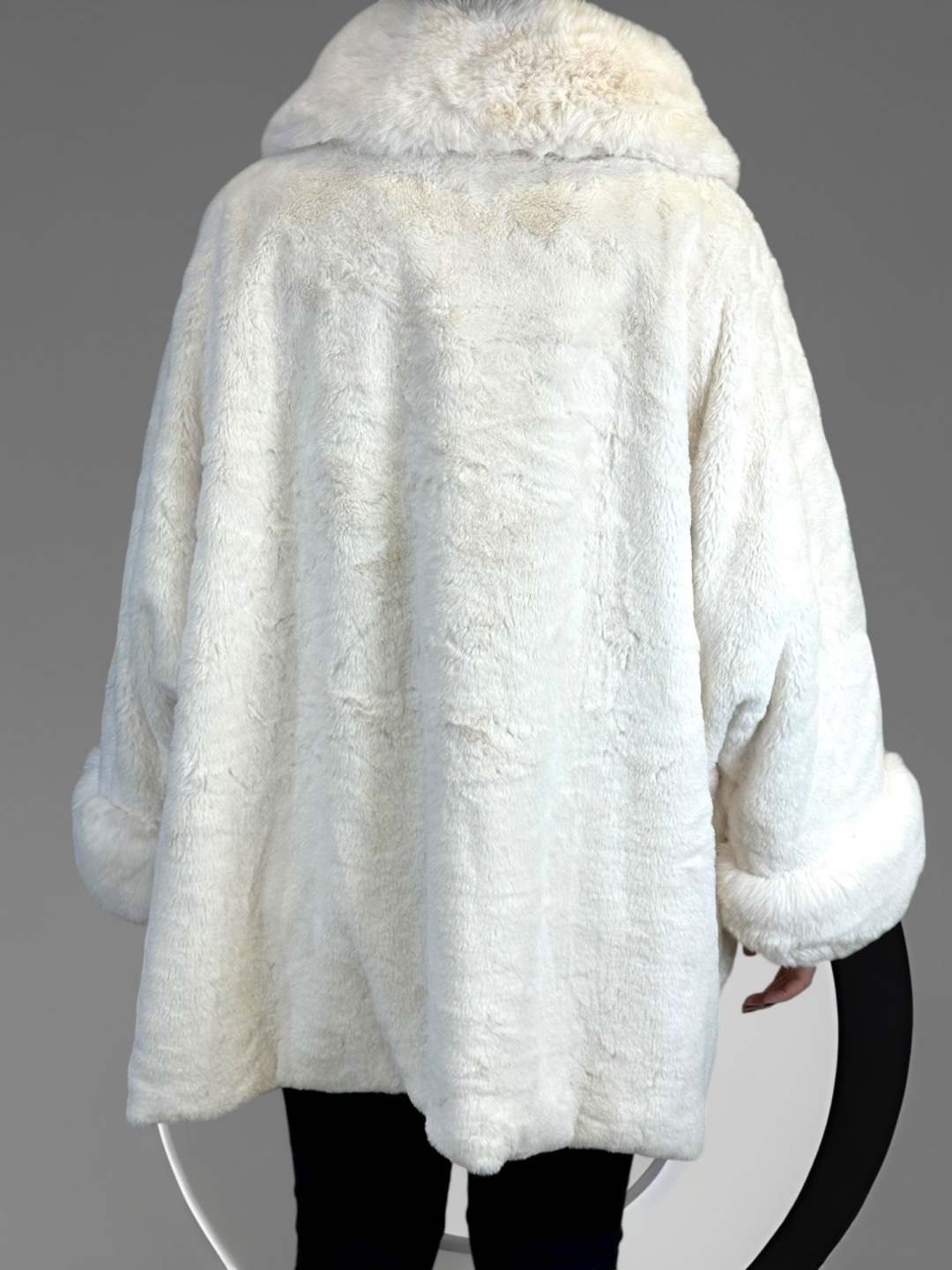 Μοντέρνα γούνα plus size με κούμπωμα επάνω Μοντέρνα γούνα plus size με κούμπωμα επάνω