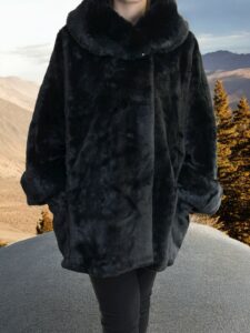 Μοντέρνα γούνα plus size με κούμπωμα επάνω