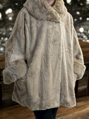 Μοντέρνα γούνα plus size με κούμπωμα επάνω