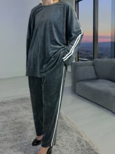 Βελούδινο σετ με ρίγα – casual chic εμφάνιση