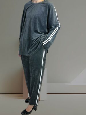 Βελούδινο σετ με ρίγα – casual chic εμφάνιση