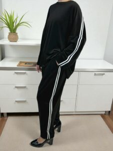 Βελούδινο σετ με ρίγα – casual chic εμφάνιση