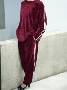 Βελούδινο σετ με ρίγα – casual chic εμφάνιση