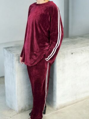 Βελούδινο σετ με ρίγα – casual chic εμφάνιση