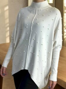 Κομψή μπλούζα με κοντό ζιβάγκο και πολυτελείς πέρλες