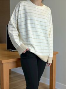 Κομψή μπλούζα με κοντό ζιβάγκο και πολυτελείς πέρλες