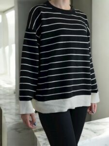 Κομψή μπλούζα με κοντό ζιβάγκο και πολυτελείς πέρλες