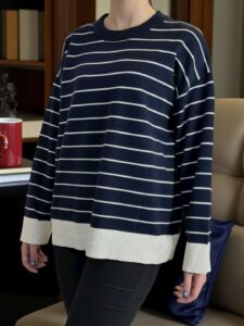 Κομψή μπλούζα με κοντό ζιβάγκο και πολυτελείς πέρλες