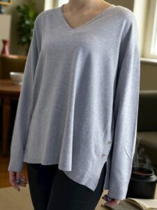 Πουλόβερ με V και διακοσμητικά κουμπιά – κομψότητα σε κάθε λεπτομέρεια