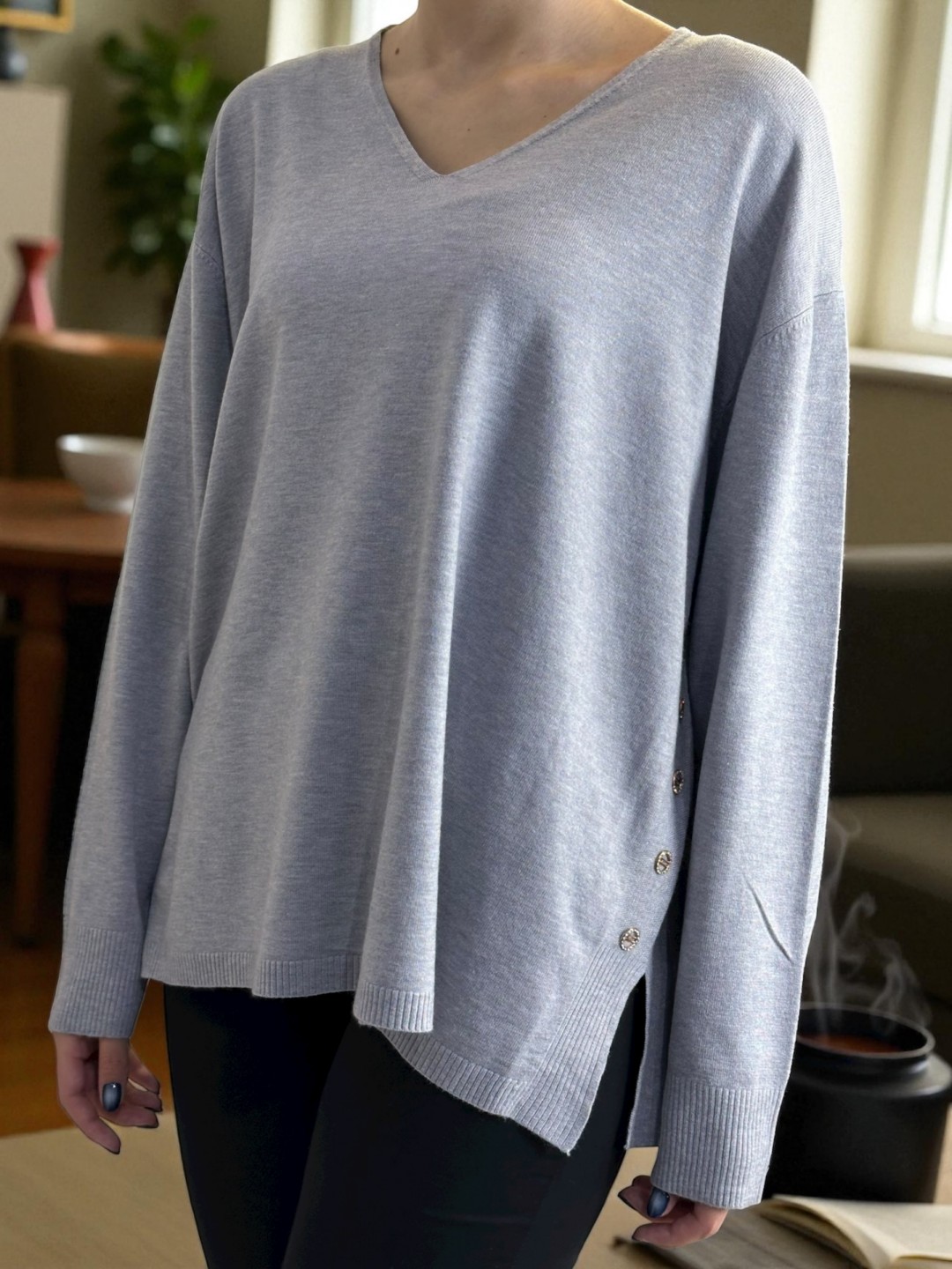 Πουλόβερ με V και διακοσμητικά κουμπιά – κομψότητα σε κάθε λεπτομέρεια Πουλόβερ με V και διακοσμητικά κουμπιά – κομψότητα σε κάθε λεπτομέρεια