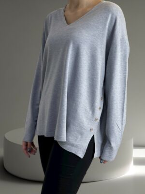 Πουλόβερ με V και διακοσμητικά κουμπιά – κομψότητα σε κάθε λεπτομέρεια