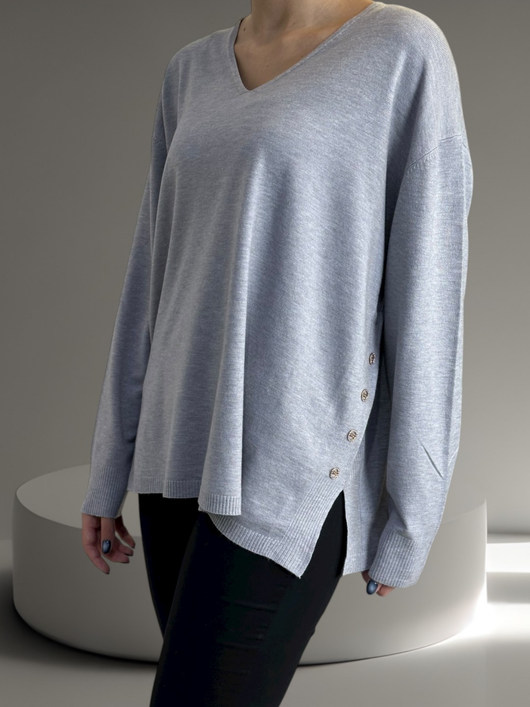 Πουλόβερ με V και διακοσμητικά κουμπιά – κομψότητα σε κάθε λεπτομέρεια Πουλόβερ με V και διακοσμητικά κουμπιά – κομψότητα σε κάθε λεπτομέρεια