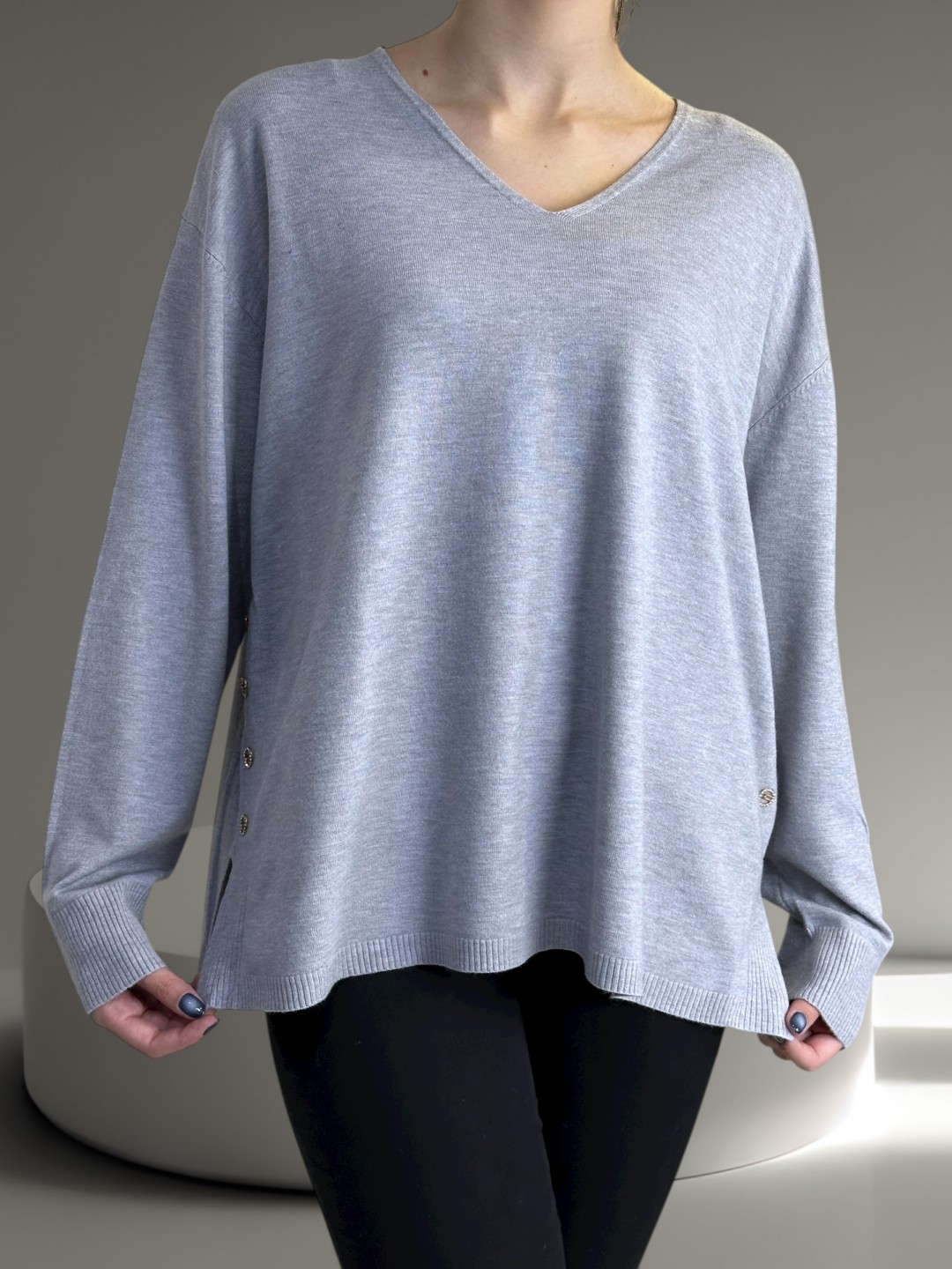 Πουλόβερ με V και διακοσμητικά κουμπιά – κομψότητα σε κάθε λεπτομέρεια Πουλόβερ με V και διακοσμητικά κουμπιά – κομψότητα σε κάθε λεπτομέρεια