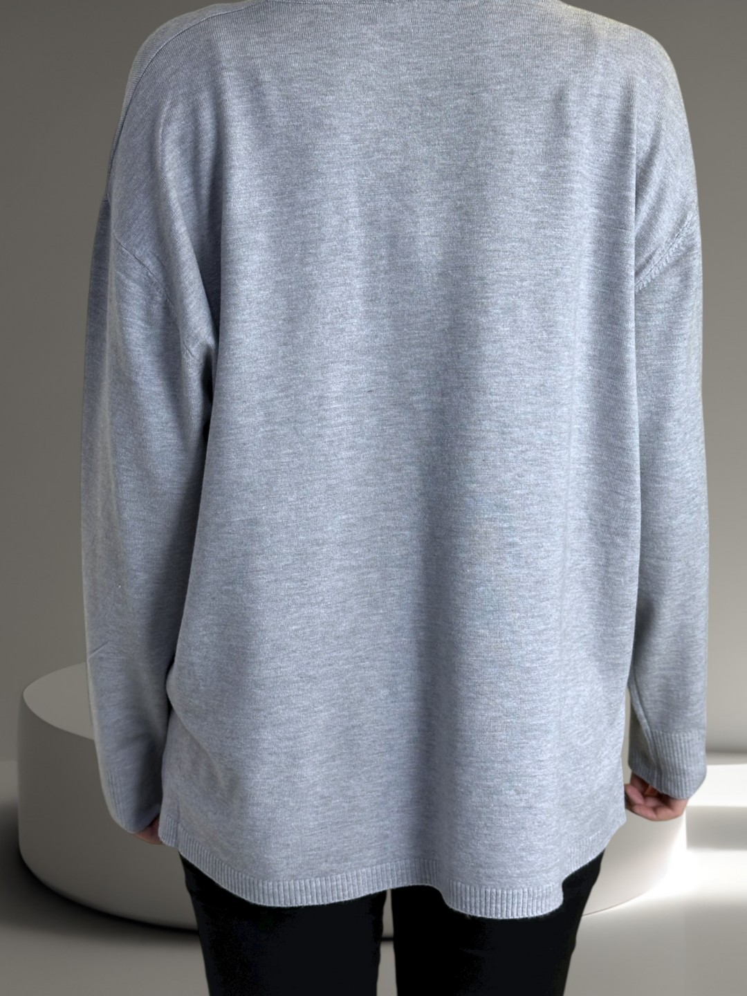 Πουλόβερ με V και διακοσμητικά κουμπιά – κομψότητα σε κάθε λεπτομέρεια Πουλόβερ με V και διακοσμητικά κουμπιά – κομψότητα σε κάθε λεπτομέρεια