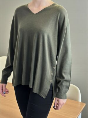Πουλόβερ με V και διακοσμητικά κουμπιά – κομψότητα σε κάθε λεπτομέρεια