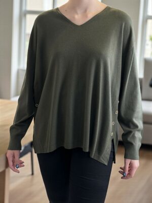 Πουλόβερ με V και διακοσμητικά κουμπιά – κομψότητα σε κάθε λεπτομέρεια