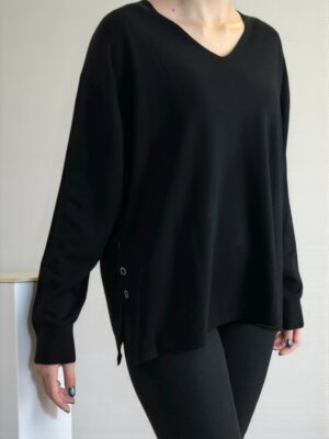 Πουλόβερ με V και διακοσμητικά κουμπιά – κομψότητα σε κάθε λεπτομέρεια