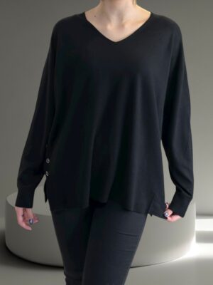 Πουλόβερ με V και διακοσμητικά κουμπιά – κομψότητα σε κάθε λεπτομέρεια