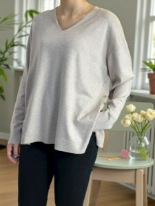 Πουλόβερ με V και διακοσμητικά κουμπιά – κομψότητα σε κάθε λεπτομέρεια