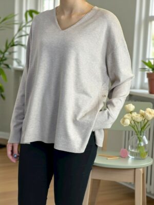 Πουλόβερ με V και διακοσμητικά κουμπιά – κομψότητα σε κάθε λεπτομέρεια