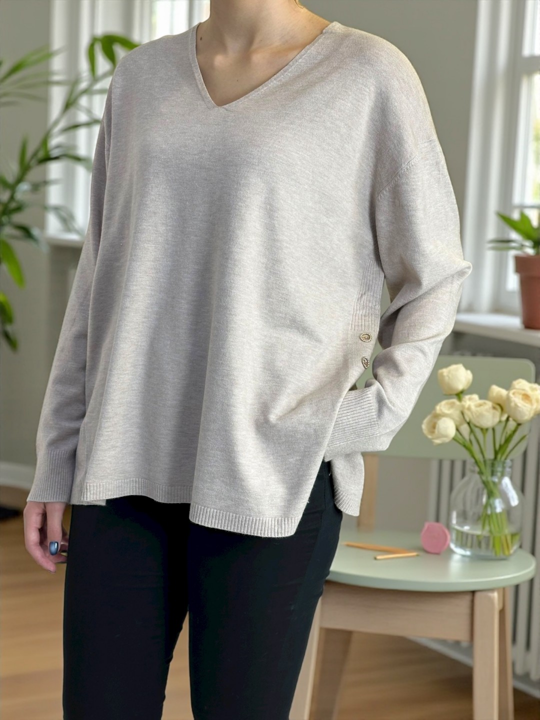 Πουλόβερ με V και διακοσμητικά κουμπιά – κομψότητα σε κάθε λεπτομέρεια Πουλόβερ με V και διακοσμητικά κουμπιά – κομψότητα σε κάθε λεπτομέρεια
