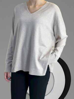 Πουλόβερ με V και διακοσμητικά κουμπιά – κομψότητα σε κάθε λεπτομέρεια