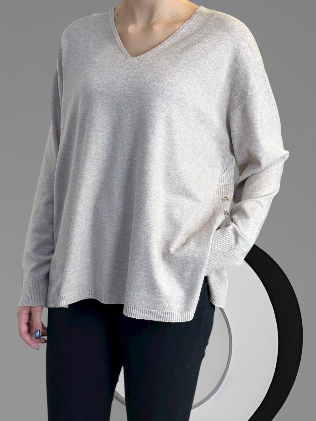 Πουλόβερ με V και διακοσμητικά κουμπιά – κομψότητα σε κάθε λεπτομέρεια Πουλόβερ με V και διακοσμητικά κουμπιά – κομψότητα σε κάθε λεπτομέρεια